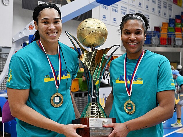 USK Praha'dan Brionna Jones (solda) ve Alyssa Thomasová kârla sevinir ...