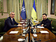 Generln tajemnk NATO Jens Stoltenberg a ukrajinsk prezident Volodymyr...