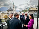 Salcburský hejtman Wilfried Haslauer (zády) s ministry zahranií Rakouska,...