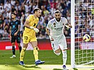 Útoník Realu Madrid Karim Benzema stílí gól v zápase s Almeríí.