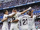 Fotbalisté Realu Madrid slaví druhou trefu Karima Benzemy v zápase s Almeríí.