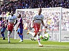Záloník West Hamu Tomá Souek se raduje z trefy proti Crystal Palace.