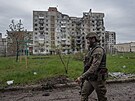 Ukrajinský voják kráí ve válkou zasaeném Bachmutu v Doncké oblasti na...