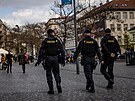 Policie i strnci poslili hldky v lokalit v okol stanice metra Andl v...