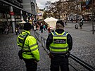 Policie i strnci poslili hldky v lokalit v okol stanice metra Andl v...