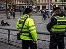 Policie i strnci poslili hldky v lokalit v okol stanice metra Andl v...