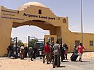 Lidé procházejí do Egypta poté, co byli evakuováni ze Súdánu. (27. dubna 2023)