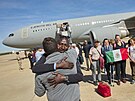 Evakuovaní ze Súdánu vystupují z letadla na letecké základn ve panlsku. (24....