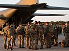 Písluníci britských sil se na Kypru pipravují na odlet do Súdánu, aby...