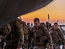 Brittí vojáci nastupují na palubu letounu, který míí do Súdánu, aby evakuoval...
