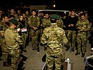 Briefing britských voják na Kypru ped odletem do Súdánu (25. dubna 2023)