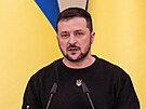 Ukrajinský prezident Volodymyr Zelenskyj hovoí bhem spoleného brífinku s...