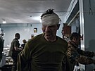 Zranný ukrajinský voják po poskytnutí první pomoci na zdravotnickém...