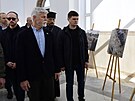Petr Pavel v kostele svatého Ond�eje v Bu�i na Ukrajin� na výstav� fotografií...