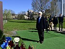 Petr Pavel v Bu�i u místa, kde byly poh�beny ob�ti ruské invaze. (28. dubna...