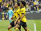 Dortmundtí Jude Bellingham (vlevo) a Karim Adeyemi slaví vstelený gól.