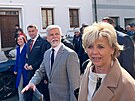 Prezident Pavel s chot� p�i obch�zce Nov�ho M�sta pod Smrkem. Doprovod jim...