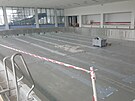 Pohled na opravovan� hlavn� baz�n s d�lkou 25 metr�, osm drah z�stane zachov�no.