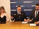 Podpis nov� koalice v Ostrav�. Vlevo l�dryn� hnut� ANO Hana Tich�nkov�,...