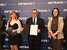 Podpis nov� koalice v Ostrav�. Zleva Petr Psotka z TOP 09, l�dryn� hnut� ANO...