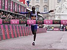 Kean Kelvin Kiptum dobíhá do cíle Londýnského maratonu.