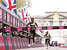 Nizozemka Sifan Hassanová dobíhá do cíle Londýnského maratonu.