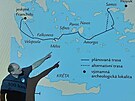 Radomír Tichý ukazuje trasu plavby expedice Monoxylon IV.
