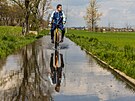 Cyklostezka z Hradce Kr�lov� do Ruseka je po ka�d�m de�ti zalit� vodou. M�sty...