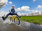 Cyklostezka z Hradce Kr�lov� do Ruseka je po ka�d�m de�ti zalit� vodou. M�sty...