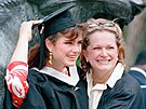 Brooke Shieldsová se svou matkou po promoci na Princetonu (1987)