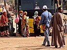 Evakuovaní lidé z Chartúmu ekají na autobus (26. dubna 2023)