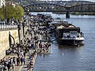 Lidé v Praze si vyrazili uít tepla a sluneného poasí. Zde na Náplavce. (22....