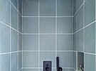 Sprchový kout ve druhé z koupelen je pojat v ryze minimalistickém stylu.