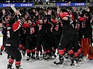Hokejisté Japonska se radují z triumfu v Tallinu.