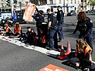 Aktivisté klimatické protestní organizace Poslední generace blokují ulice v...