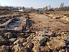 Archeologov� vedle studny na okraji Svitav odkryli pod budouc� d�lnic� i...