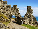 Hrad Tintagel je jednou z ruin, které patí britské Korun. Nali byste ho na...