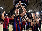 Basketbalisté FC Barcelona slaví výhru v Palau Blaugrana, uprosted Jan Veselý.