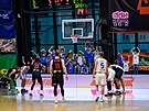 Mladí basketbalisté USK Praha se snaí rozhodit nymburského Erica Locketta pi...