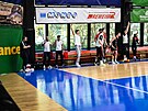 Nymburtí basketbalisté se radují na lavice v hale USK Praha.