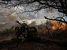 Ukrajinský voják stílí z houfnice poblí fronty u východoukrajinského msta...