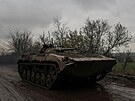 Ukrajintí vojáci v tanku poblí fronty u východoukrajinského Bachmutu (21....