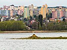 Hladina Velkho Boleveckho rybnka v Plzni pomalu stoup dky umlmu...