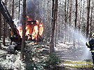 Plameny zcela pohltily harvestor v lese na Rokycansku.