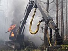 Plameny zcela pohltily harvestor v lese na Rokycansku.
