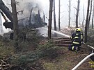 Plameny zcela pohltily harvestor v lese na Rokycansku.