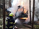 Plameny zcela pohltily harvestor v lese na Rokycansku.