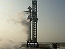 Raketa Super Heavy spolenosti SpaceX s lodí Startship deset minut ped...