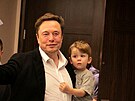 Elon Musk a jeho syn X &#198; A-Xii (Miami Beach, 18. dubna 2023)