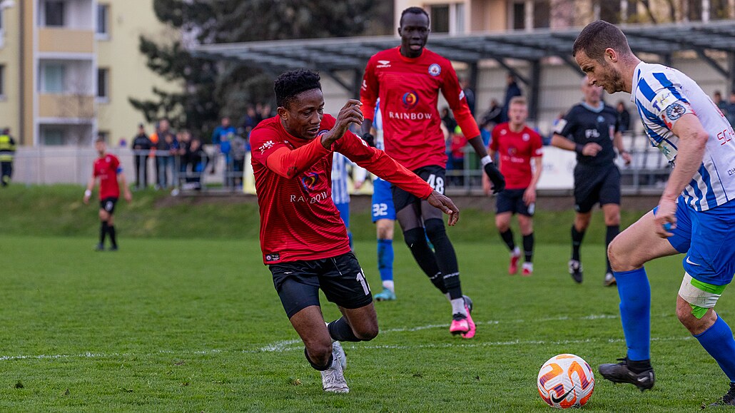 Fotbalisté Vy�kova (v �erveném) b�hem utkání v Prost�jov� 19. dubna 2023